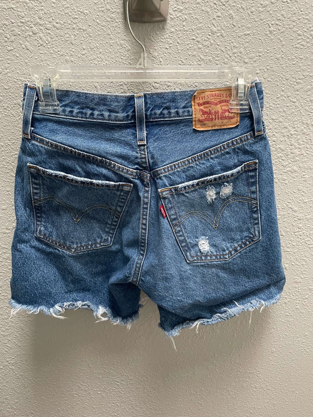 Levi’s 501 Button Fly Classic Raw-Hem Blue Denim Women's Shorts - Picture 2 of 8